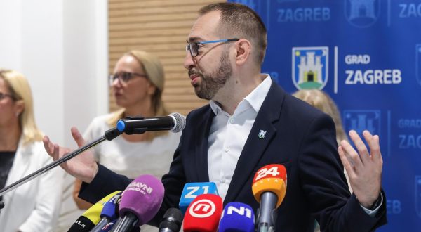 12.09.2023. Zagreb - Zagrebacki gradonacelnik Tomislav Tomasevic i njegovi zamjenici Danijela Dolenec i Luka Korlaet otvorili su novi Dom za starije osobe u Markusevcu. Dok je Tomasevic govorio o domovima za umirovljenike, na konferenciju za medije je upao Ivan Pernar koji se poceo derati na Tomasevica i govorio mu da laze te da nije transparentan Photo: Tomislav Miletic/PIXSELL