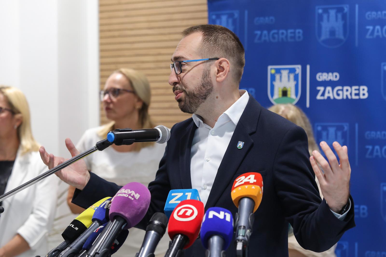 12.09.2023. Zagreb - Zagrebacki gradonacelnik Tomislav Tomasevic i njegovi zamjenici Danijela Dolenec i Luka Korlaet otvorili su novi Dom za starije osobe u Markusevcu. Dok je Tomasevic govorio o domovima za umirovljenike, na konferenciju za medije je upao Ivan Pernar koji se poceo derati na Tomasevica i govorio mu da laze te da nije transparentan Photo: Tomislav Miletic/PIXSELL