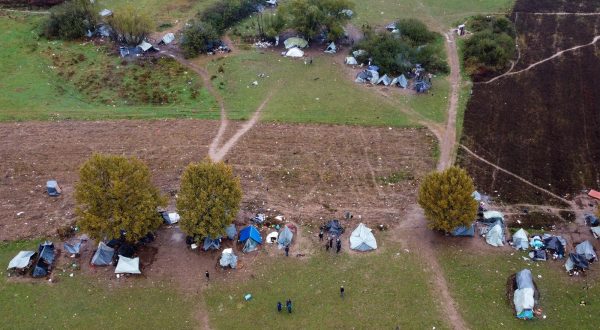 11.10.2021., Velika Kladusa, Bosna i Hercegovina - Stotine migranata, najvise porodice sa djecom nalazi se u novoformiranom improvizovanom satorskom naselju u blizini Velike Kladuse, svega nekoliko kilometara od granice sa Hrvatskom. Svi oni odbijaju ulazak u migrantske centre i u nadi iscekuju ljepse vrijeme pa da jos jednom pokusaju preci granicu i ostvare cilj odlaska u zemlje Evropske unije. Mnogi od njih su nekoliko puta pokusali preci granicu, te su nakon susreta sa granicnom policijom vraceni isprebijani i goli. U kampu nema niti jedna agencija ili organizacija koja pomaze ovim migrantima. Njih oko 300 spava na otvorenom, gdje se jutarnje temperature krecu oko 0 stepeni. 

 Photo: Armin Durgut/PIXSELL