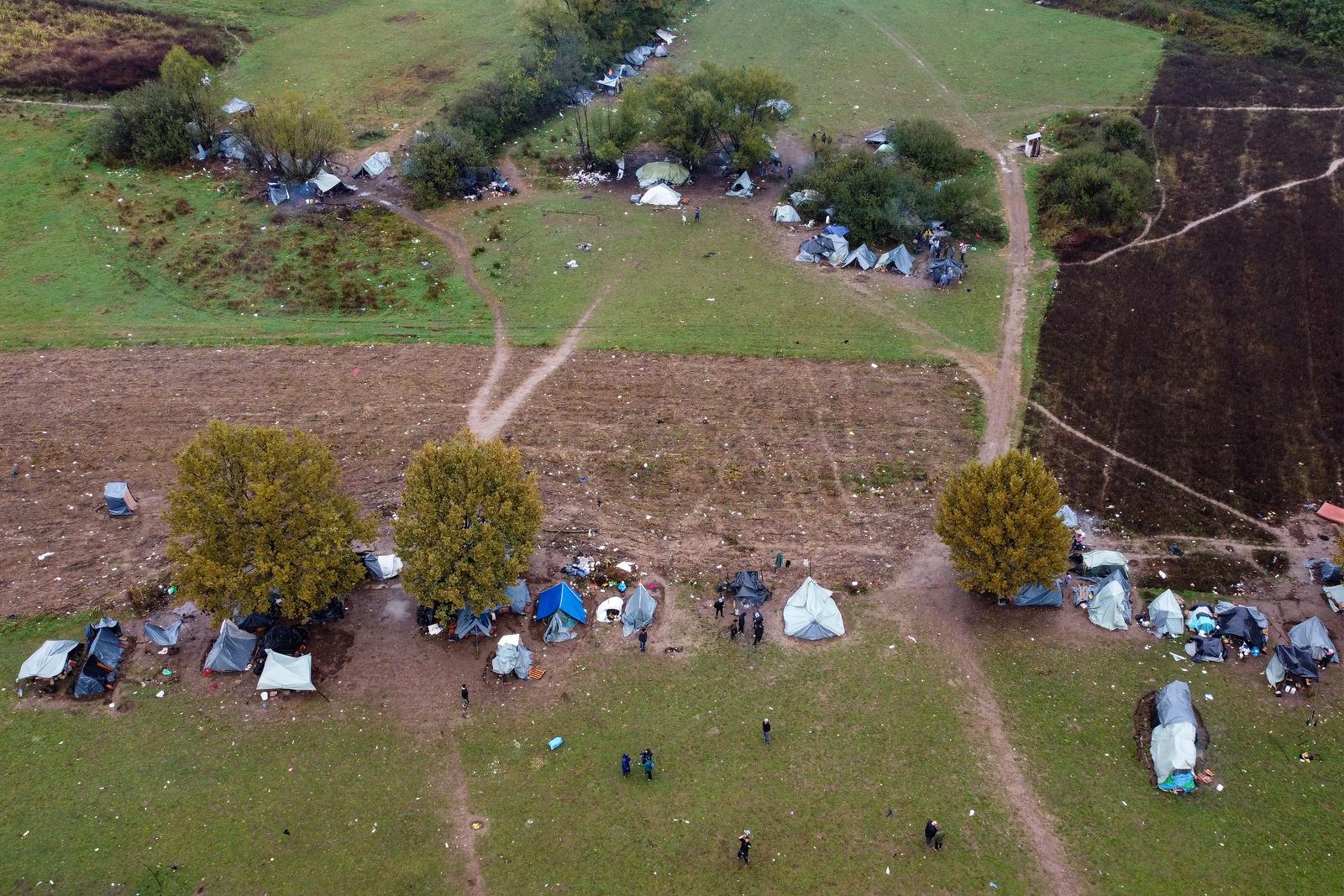11.10.2021., Velika Kladusa, Bosna i Hercegovina - Stotine migranata, najvise porodice sa djecom nalazi se u novoformiranom improvizovanom satorskom naselju u blizini Velike Kladuse, svega nekoliko kilometara od granice sa Hrvatskom. Svi oni odbijaju ulazak u migrantske centre i u nadi iscekuju ljepse vrijeme pa da jos jednom pokusaju preci granicu i ostvare cilj odlaska u zemlje Evropske unije. Mnogi od njih su nekoliko puta pokusali preci granicu, te su nakon susreta sa granicnom policijom vraceni isprebijani i goli. U kampu nema niti jedna agencija ili organizacija koja pomaze ovim migrantima. Njih oko 300 spava na otvorenom, gdje se jutarnje temperature krecu oko 0 stepeni. 

 Photo: Armin Durgut/PIXSELL