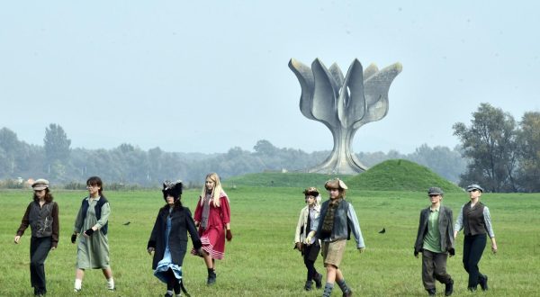 12.10.2022.,Jasenovac - Nakon sto je prosle godine vrlo emotivno uprizorenje ganulo sve prisutne, zvukovi djecje opere Brundibar ceskog skladatelja Hansa Krasea opet su na najljepsi i najdirljiviji nacin “razbili” dostojanstvenu tisinu Memorijalnog muzeja Spomen-podrucja Jasenovac.
Postavljanjem opere na podrucju nekadasnjeg koncentracijskog logora Jasenovac i novim izvedbama djecje opere Brundibár zele se komemorirati jasenovacke zrtve te podsjetiti na zlocine logora Jasenovac. Photo: Nikola Cutuk/PIXSELL