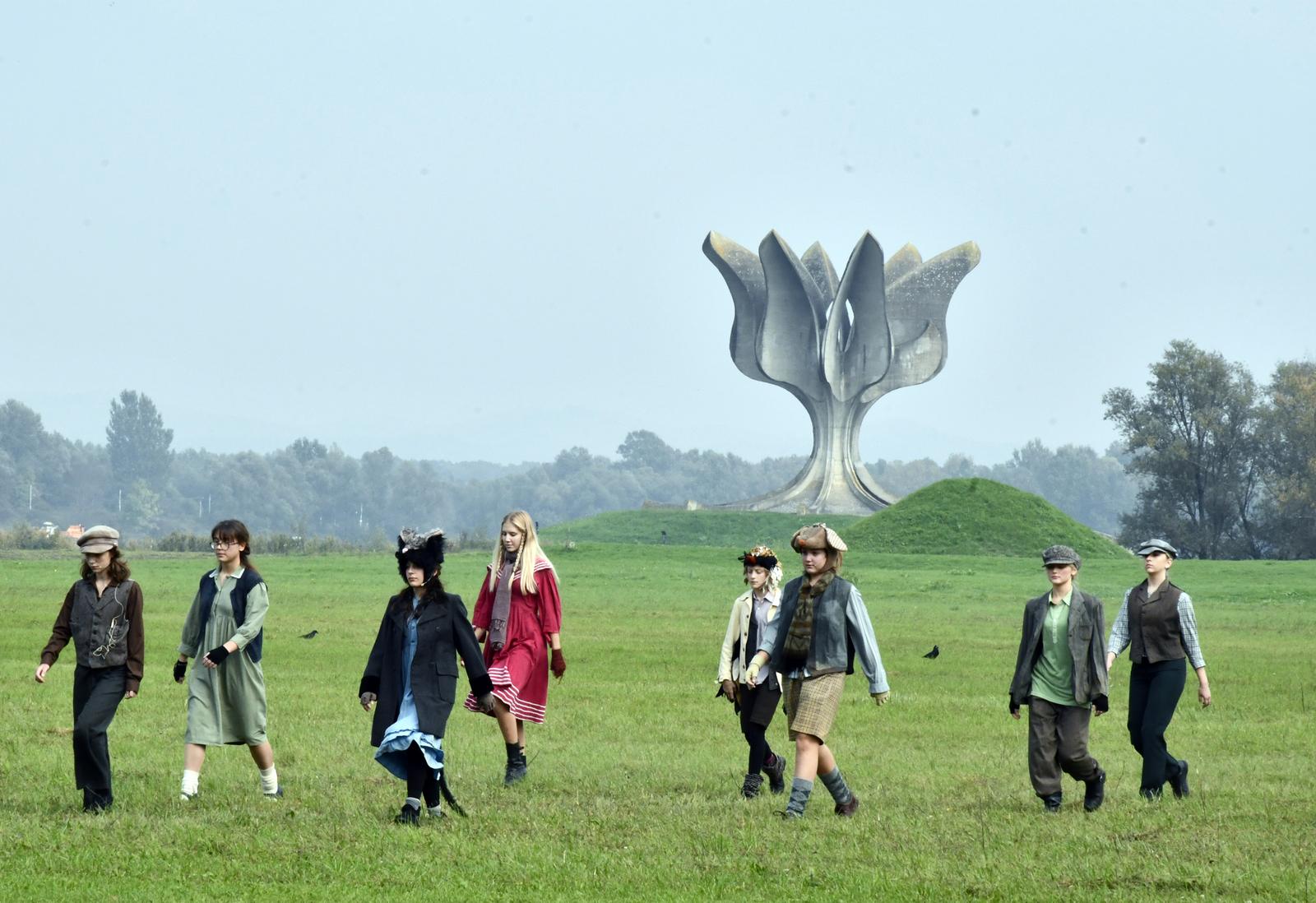 12.10.2022.,Jasenovac - Nakon sto je prosle godine vrlo emotivno uprizorenje ganulo sve prisutne, zvukovi djecje opere Brundibar ceskog skladatelja Hansa Krasea opet su na najljepsi i najdirljiviji nacin “razbili” dostojanstvenu tisinu Memorijalnog muzeja Spomen-podrucja Jasenovac.
Postavljanjem opere na podrucju nekadasnjeg koncentracijskog logora Jasenovac i novim izvedbama djecje opere Brundibár zele se komemorirati jasenovacke zrtve te podsjetiti na zlocine logora Jasenovac. Photo: Nikola Cutuk/PIXSELL