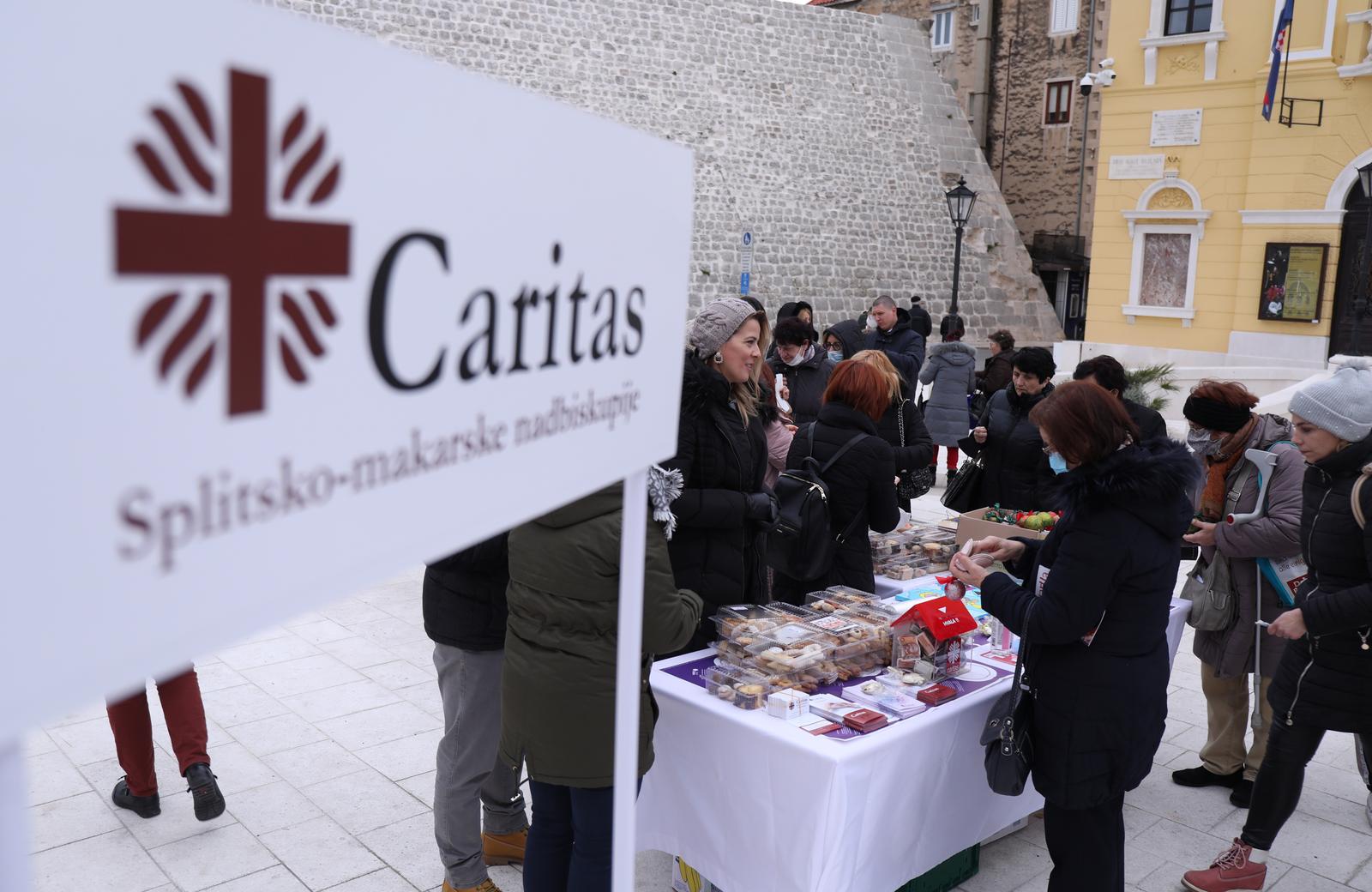 12.12.2021., Split - Treca adventska "radosna" nedjelja ujedno je i nedjelja Caritasa. Osim u crkvama gradjani na razne nacine doniraju potrebite, medju njima i kupnjom raznih proizvoda kao u jutrosnjoj akciji na trgu Gaje Bulata.

 Photo: Ivo Cagalj/PIXSELL