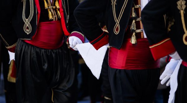 13.02.2022., Split - Hrvatska bratovština “Bokeljska mornarica 809.” Split, pod pokroviteljstvom Predsjednika RH, Ministarstva kulture i medija RH, Ministarstva vanjskih i europskih poslova RH, Splitsko-dalmatinske županije i Grada Splita te uz svesrdnu potporu Splitsko-makarske nadbiskupije, Kotorske biskupije, Zajednice bokeljskih Hrvata i Hrvatskog pomorskog muzeja Split, organizira 150. proslavu blagdana sv. Tripuna u Splitu.
Pripadnici hrvatskih bratovština Bokeljska mornarica 809 iz Zagreba, Rijeke, Pule, Splita i Dubrovnika, uz pratnju Orkestra HRM-a, na Peristilu će postaviti Kolo sv. Tripuna u tradicionalnim odorama mornara i časnika Bokeljske mornarice. Photo: Milan Sabic/PIXSELL