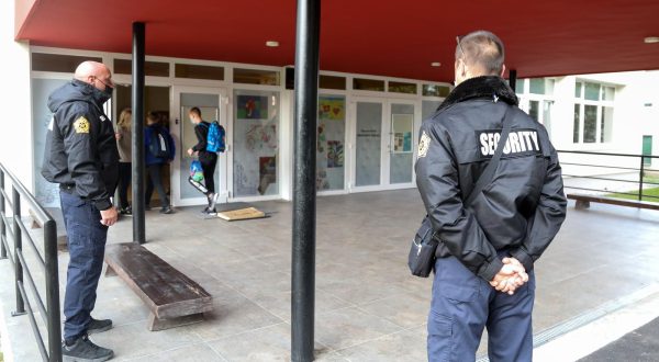 13.09.2021,Krapinske Toplice, Ulaz u osnovnu skolu Krapinske Toplice od danas nadziru zastitari jer je nekoliko roditelja prosvjedovalo zbog obveznog nosenja maski u skoli. rPhoto:Zeljko Hladika/Pixsell