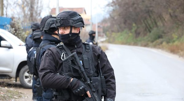 13.12.2022., Mitrovica, Kosovo - Kosovski policajci u ophodnji u sjevernom dijelu etnicki podijeljenog grada Mitrovice. Izbori su trebali biti odrzani 18. prosinca u opcinama s vecinskim srpskim stanovnictvom  trebali su biti odrzani izbori, ali su odgodjeni radi prosvjeda zbog planova Pristine da zabrani registracijske tablice iz vremena Jugoslavije.  Photo: Stringer/PIXSELL