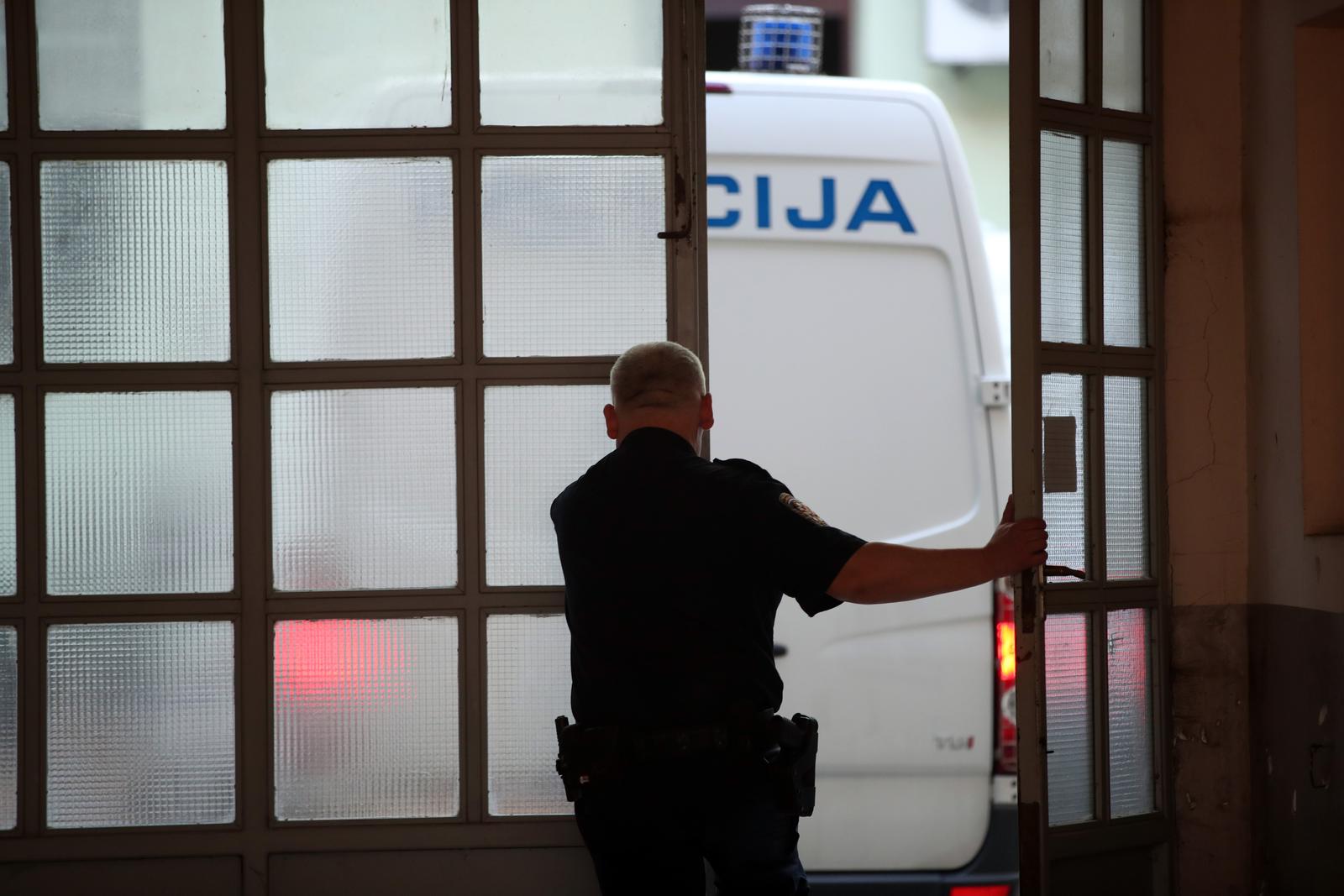 14.04.2022. Zagreb - Dolazak policijskog kombija na Zupanijsku sud gdje bi trebale biti privedene  dvije  grupe dilera koji su uhiceni u  medjunarodnoj akciji koordiniranoj od strane EUROPOL-a i EUROJUST-a, u kojoj su sudjelovale policije Hrvatske i Srbije Photo: Sanjin Strukic/PIXSELL