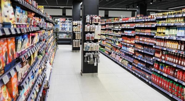 14.07.2022., Zagreb - Konzum je od ovog tjedna poceo prikazivati cijene u kunama i u eurima te iznos fiksnog tecaja konverzije, koji iznosi 7,53450 kuna za euro. Photo: Emica Elvedji/PIXSELL