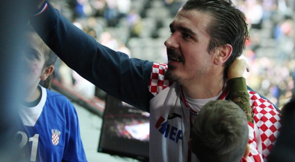 14.01.2018., Spaladium Arena, Split - Europsko rukometno prvenstvo, skupina A, 2. kolo, Island-Hrvatska . Denis Buntic nakon slavlja na terenu pridruzio se obitelji na tribinama. "nPhoto: Ivo Cagalj/PIXSELL