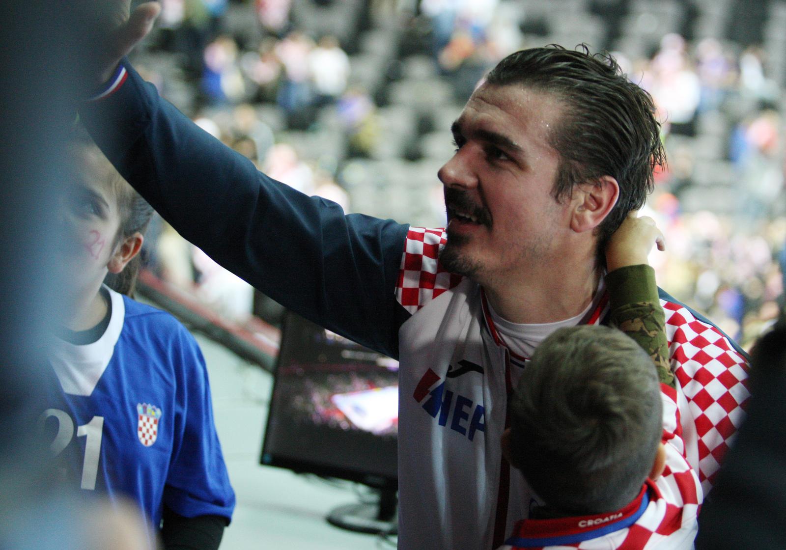 14.01.2018., Spaladium Arena, Split - Europsko rukometno prvenstvo, skupina A, 2. kolo, Island-Hrvatska . Denis Buntic nakon slavlja na terenu pridruzio se obitelji na tribinama. "nPhoto: Ivo Cagalj/PIXSELL
