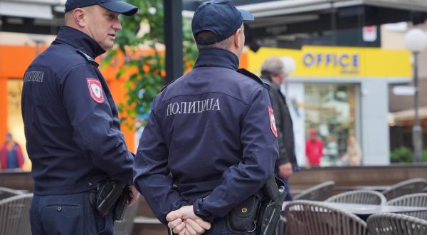 15.05.2023., Centar grada, Banja Luka (BiH)  Pripadnici MUP RS i sudska policija je danas uz pomoc tehnickih lica preuzela restoran Balkon u centru Banjaluke zbog ovrhe koji je nalozio Osnovni sud. Preuzimanje imovine se odvijalo uz prisustvo velikog broje policajaca ali i gradjana koji su dosli da podrze poznatog banjaluckog biznismena Zorana Milakovica, dosadasnjeg vlasnika lokala, a prisutan je bio i Stojan Malbasic, takodje ugledni biznismen, koji je postao novi vlasnik prostora. U pitanju je spor koji se pred sudovima vodio vise od 22 godine. Photo: Dejan Rakita/PIXSELL