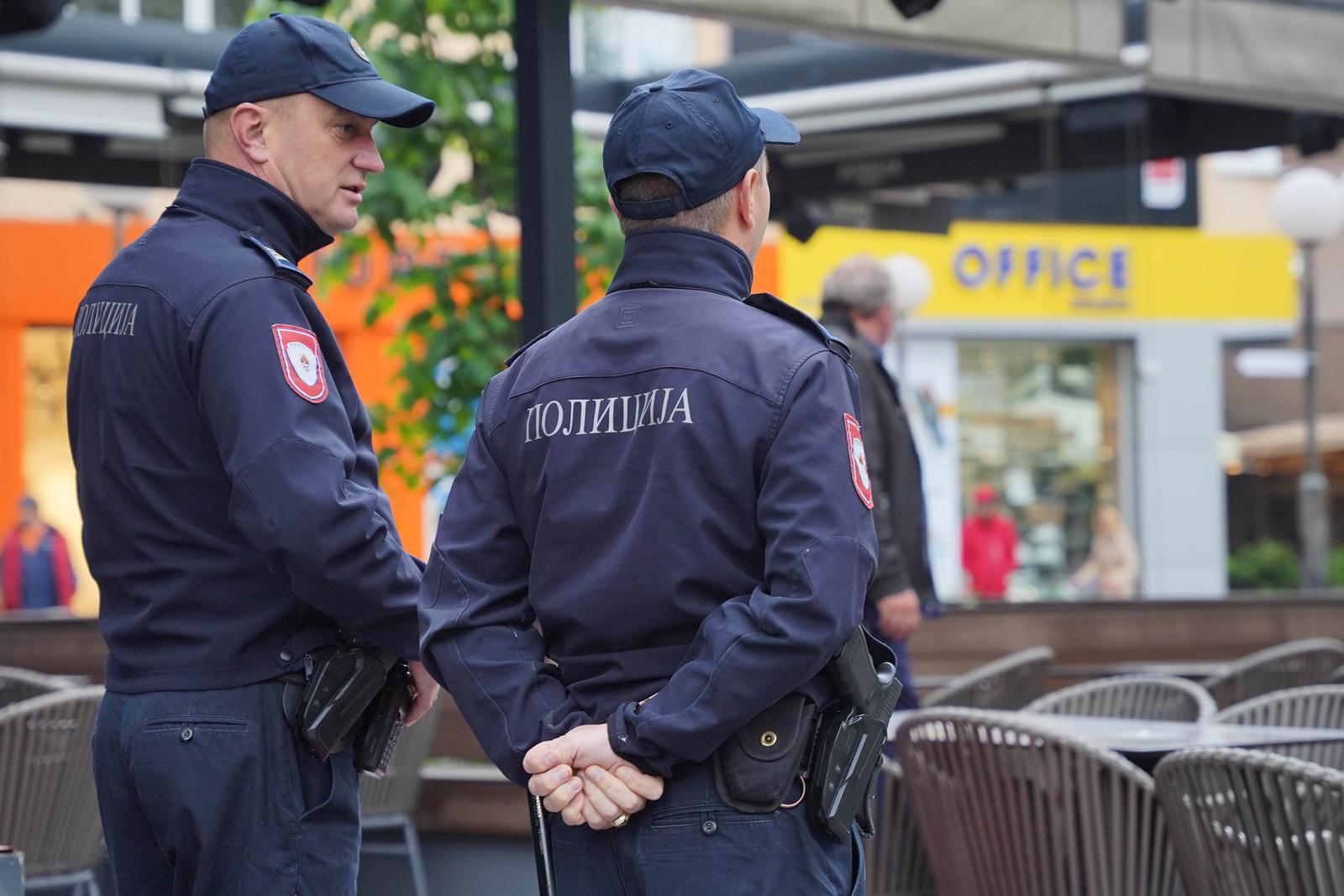 15.05.2023., Centar grada, Banja Luka (BiH)  Pripadnici MUP RS i sudska policija je danas uz pomoc tehnickih lica preuzela restoran Balkon u centru Banjaluke zbog ovrhe koji je nalozio Osnovni sud. Preuzimanje imovine se odvijalo uz prisustvo velikog broje policajaca ali i gradjana koji su dosli da podrze poznatog banjaluckog biznismena Zorana Milakovica, dosadasnjeg vlasnika lokala, a prisutan je bio i Stojan Malbasic, takodje ugledni biznismen, koji je postao novi vlasnik prostora. U pitanju je spor koji se pred sudovima vodio vise od 22 godine. Photo: Dejan Rakita/PIXSELL