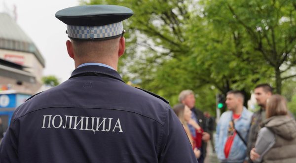 15.05.2023., Centar grada, Banja Luka (BiH)  Pripadnici MUP RS i sudska policija je danas uz pomoc tehnickih lica preuzela restoran Balkon u centru Banjaluke zbog ovrhe koji je nalozio Osnovni sud. Preuzimanje imovine se odvijalo uz prisustvo velikog broje policajaca ali i gradjana koji su dosli da podrze poznatog banjaluckog biznismena Zorana Milakovica, dosadasnjeg vlasnika lokala, a prisutan je bio i Stojan Malbasic, takodje ugledni biznismen, koji je postao novi vlasnik prostora. U pitanju je spor koji se pred sudovima vodio vise od 22 godine. Photo: Dejan Rakita/PIXSELL
