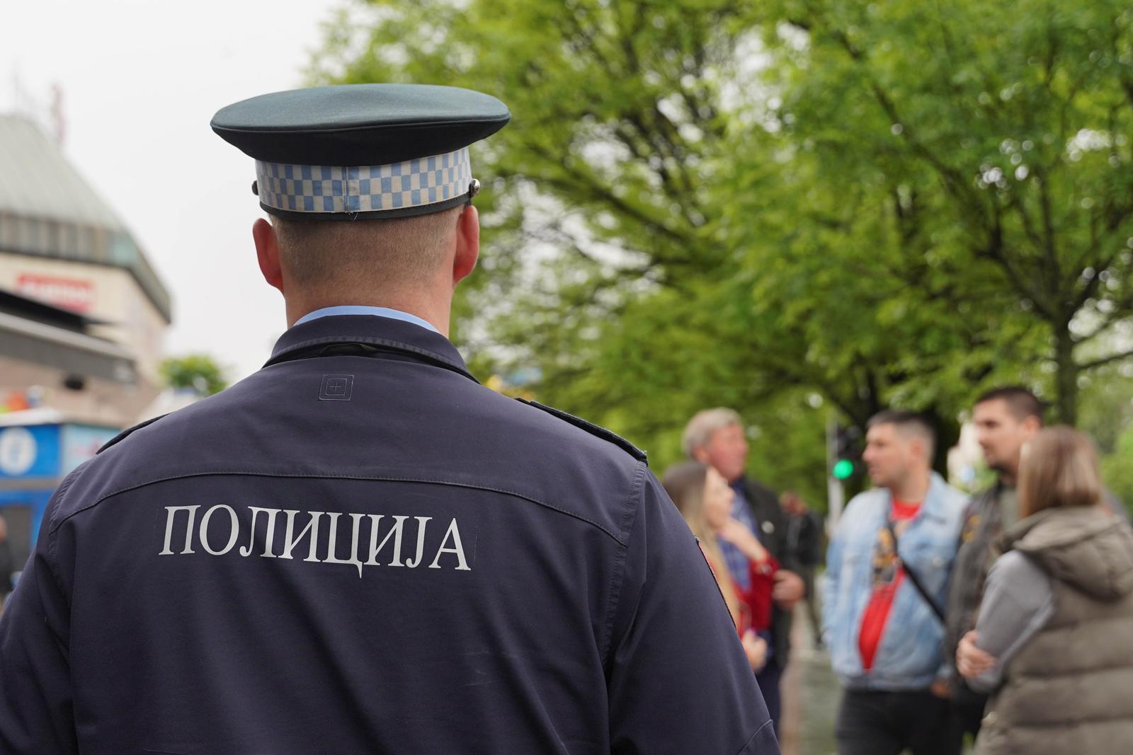 15.05.2023., Centar grada, Banja Luka (BiH)  Pripadnici MUP RS i sudska policija je danas uz pomoc tehnickih lica preuzela restoran Balkon u centru Banjaluke zbog ovrhe koji je nalozio Osnovni sud. Preuzimanje imovine se odvijalo uz prisustvo velikog broje policajaca ali i gradjana koji su dosli da podrze poznatog banjaluckog biznismena Zorana Milakovica, dosadasnjeg vlasnika lokala, a prisutan je bio i Stojan Malbasic, takodje ugledni biznismen, koji je postao novi vlasnik prostora. U pitanju je spor koji se pred sudovima vodio vise od 22 godine. Photo: Dejan Rakita/PIXSELL