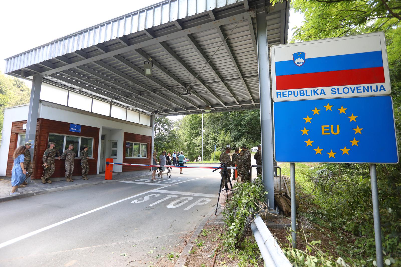 15.07.2022., Krmacina, Slovenija - Slovenska vojska pocela je uklanjati zilet zicu postavljenu na slovensko-hrvatskoj granici na granicnom prijelazi Vivodina- Krmacina. Photo: Kristina Stedul Fabac/PIXSELL