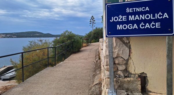 15.09.2023. Seget - U veljaci 2022. Nezavisna lista "Vrime je!" je zatrazila da se "Setnica Vice Zulima Virulice", koja je dobila ime po djedu bivseg nacelnika Opcine Seget Vinku Zulimu, preimenuje u "Setnicu dr. Franje Tudjmana". No, netko se sada nasalio i postavio tablu s nazivom "Setnica Joze Manolica moga cace". Iz Nezavisne liste "Vrime je!" tvrde kako je lokalni HDZ bio ujedinjen u sprjecavanju njihove inicijative. Tabla je postavljena izmedju hotela Jadran i Medena, na djelu setnice koji nije poplocen. Inace, Josip Manolic je od lokalne HDZ-ove vlasti svojedobno prvi dobio titulu pocasnog gradjanina Segeta.  Photo: Ivana Ivanovic/PIXSELL