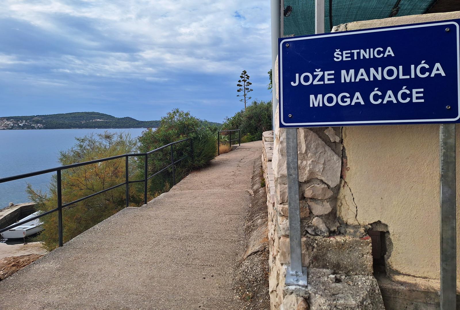 15.09.2023. Seget - U veljaci 2022. Nezavisna lista "Vrime je!" je zatrazila da se "Setnica Vice Zulima Virulice", koja je dobila ime po djedu bivseg nacelnika Opcine Seget Vinku Zulimu, preimenuje u "Setnicu dr. Franje Tudjmana". No, netko se sada nasalio i postavio tablu s nazivom "Setnica Joze Manolica moga cace". Iz Nezavisne liste "Vrime je!" tvrde kako je lokalni HDZ bio ujedinjen u sprjecavanju njihove inicijative. Tabla je postavljena izmedju hotela Jadran i Medena, na djelu setnice koji nije poplocen. Inace, Josip Manolic je od lokalne HDZ-ove vlasti svojedobno prvi dobio titulu pocasnog gradjanina Segeta.  Photo: Ivana Ivanovic/PIXSELL