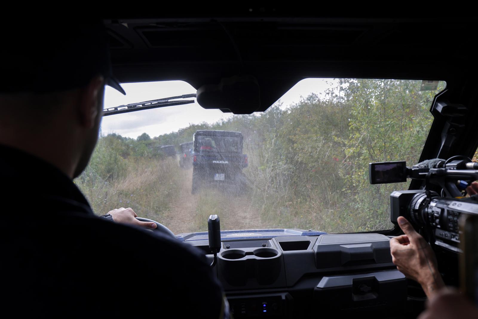 15.09.2023., Slunj - Potpredsjednik Vlade i ministar unutarnjih poslova RH Davor Bozinovic 
obisao je policijske sluzbenike koji rade na zastiti drzavne granice i suzbijanju nezakonitih migracija uz podrucje granicne crte s Bosnom i Hercegovinom.  Photo: Luka Stanzl/PIXSELL