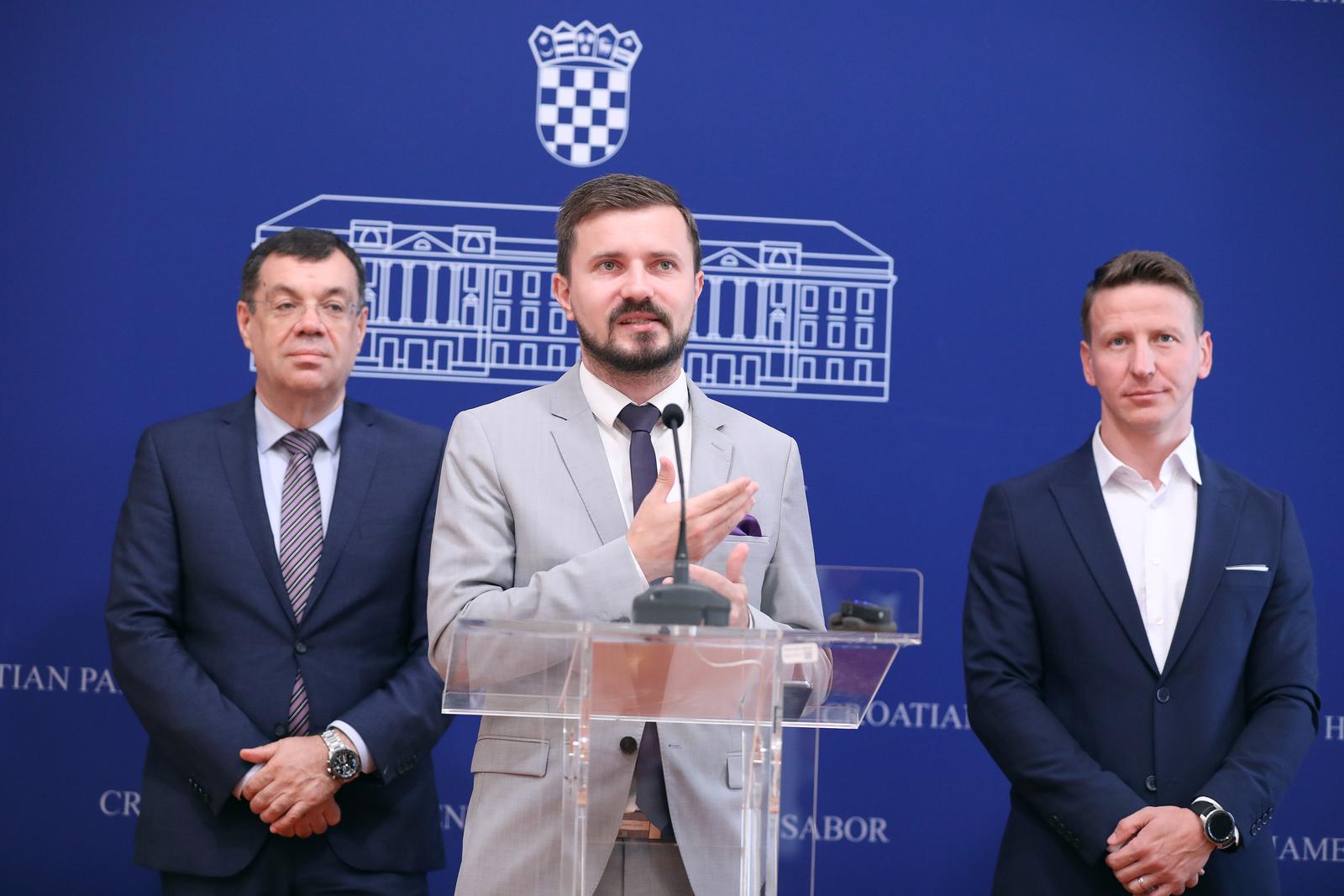 15.09.2023., Zagreb -Na konferenciji za medije Fokusa odrzanoj u Saboru o temi "Ustavna tuzba stranke Fokus protiv zabrane rada nedjeljom" govorili su zastupnici Dario Zurovec i Damir Bajs te predsjednik stranke Davor Nadji.

 Photo: Patrik Macek/PIXSELL