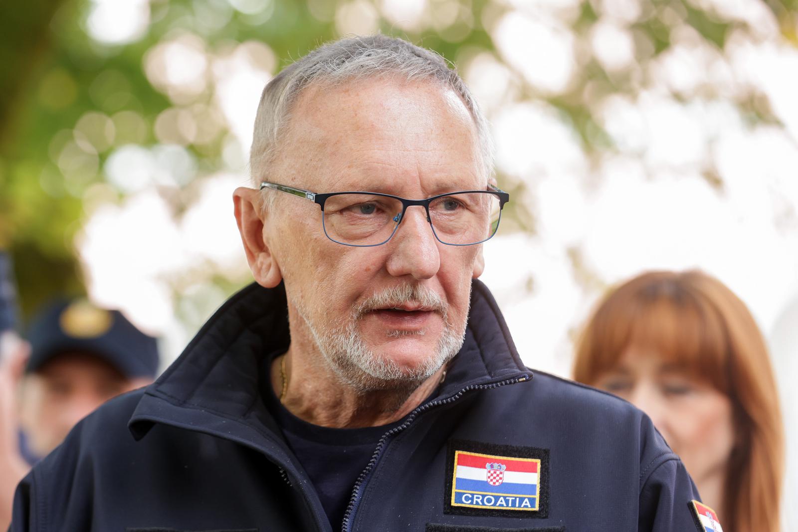 15.09.2023., Slunj - Potpredsjednik Vlade i ministar unutarnjih poslova RH Davor Bozinovic 
obisao je policijske sluzbenike koji rade na zastiti drzavne granice i suzbijanju nezakonitih migracija uz podrucje granicne crte s Bosnom i Hercegovinom. Izjave za medije nakon sastanka sa gradonacenicom Slunja i Karlovackom zupanicom. Davor Bozinovic. Photo: Luka Stanzl/PIXSELL