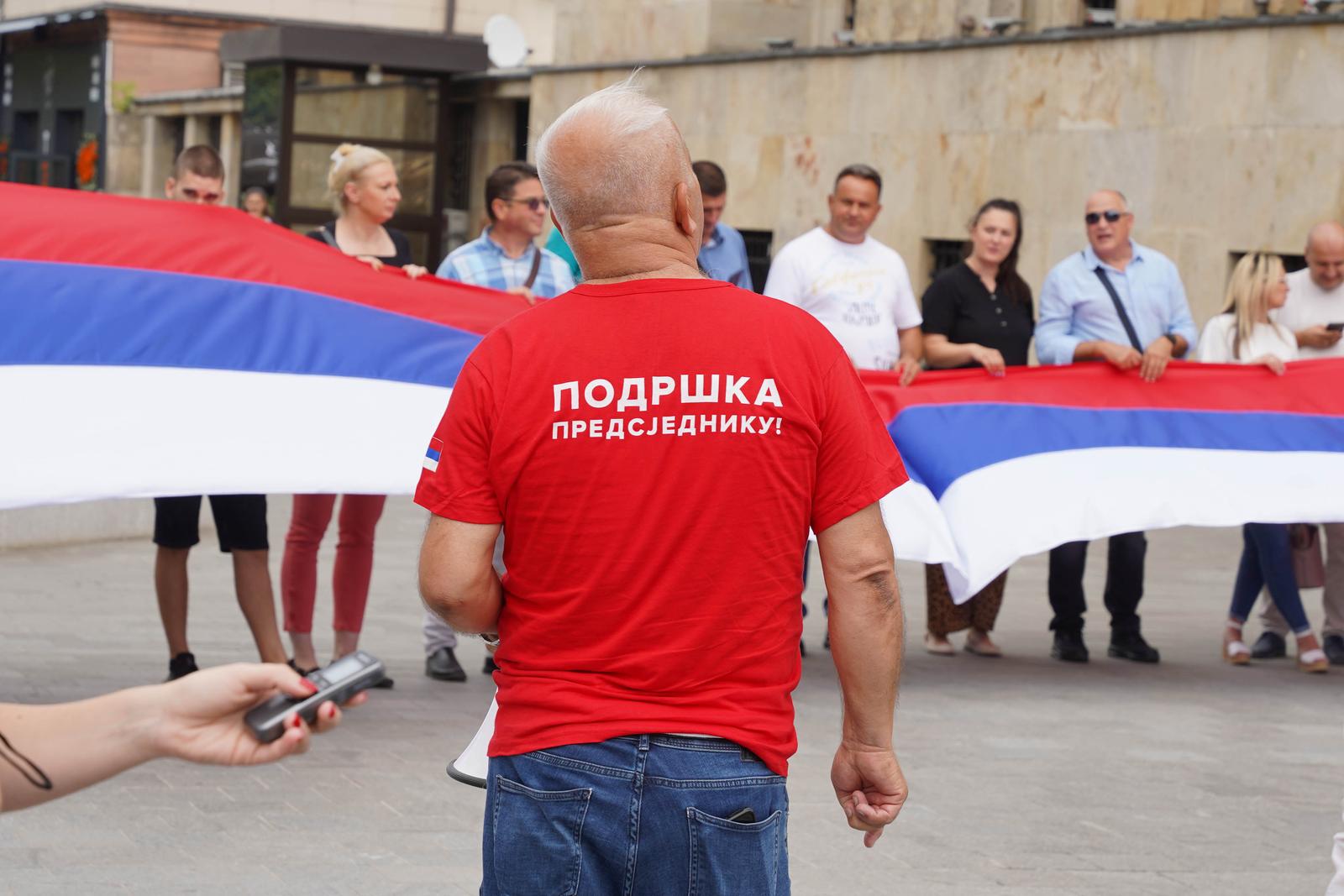 15.09.2023., plato ispred Palate Republike, Banjaluka (BiH) – Gradski odbor SNSD-a Banjaluka obiljezio praznik "Dan srpskog jedinstva, slobode i nacionalne zastave" setnjom od prostorija stranke do Palate Republike noseci zastavu dugu 100 metara.
 Photo: Dejan Rakita/PIXSELL