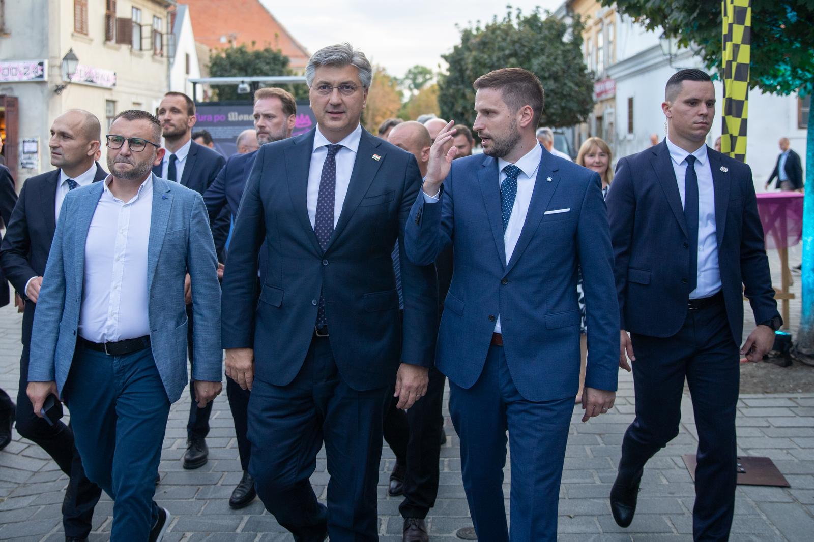 15.09.2022., Osijek- Predsjednik Vlade Andrej Plenković sastao se s osjeckim gradonacelnikom Ivanom Radicem i zupanom Osjecko-baranjske zupanije Ivanom Anusicem te su obisli obnovljenu Tvrdu. Photo: Borna Jaksic/PIXSELL