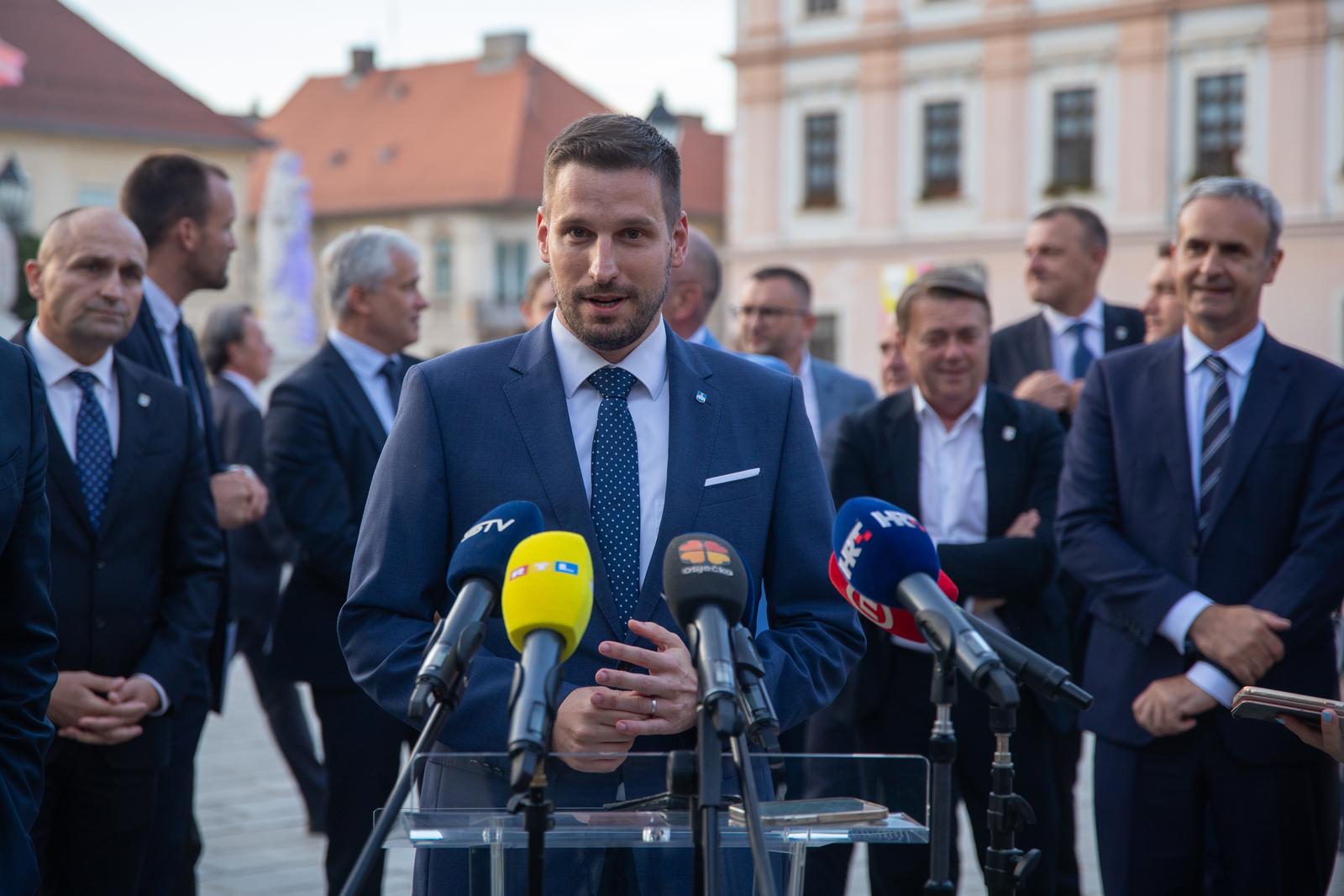 15.09.2022., Osijek- Predsjednik Vlade Andrej Plenković sastao se s osjeckim gradonacelnikom Ivanom Radicem i zupanom Osjecko-baranjske zupanije Ivanom Anusicem te su obisli obnovljenu Tvrdu. Photo: Borna Jaksic/PIXSELL