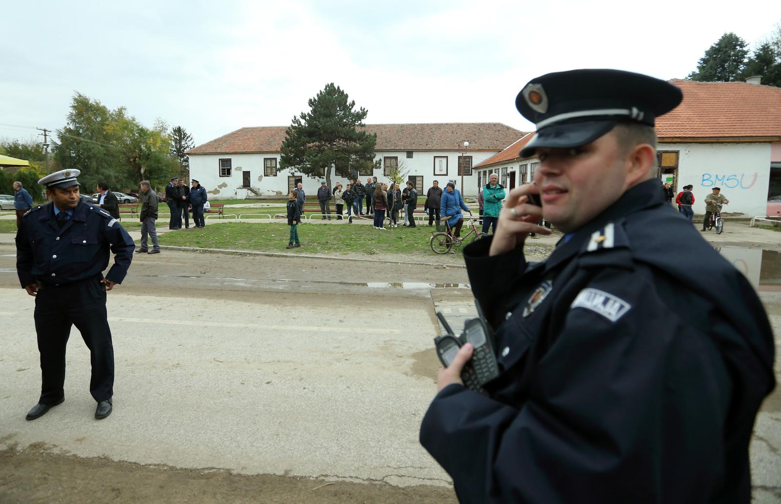 17.10.2013., Vojvodina, Donji Tavankuk - Prvi sluzbeni posjet Ive Josipovica Srbiji. Drugog dana posjeta Srbiji predsjednik Republike Hrvatske Ivo Josipovic i predsjednik Republike Srbije Tomislav Nikolic posjteili su Donji Tavankuk mjesto u Srbiji gdje u vecini zivi Hrvatsko stanovnistvo. rPhoto: Zeljko Lukunic/PIXSELL