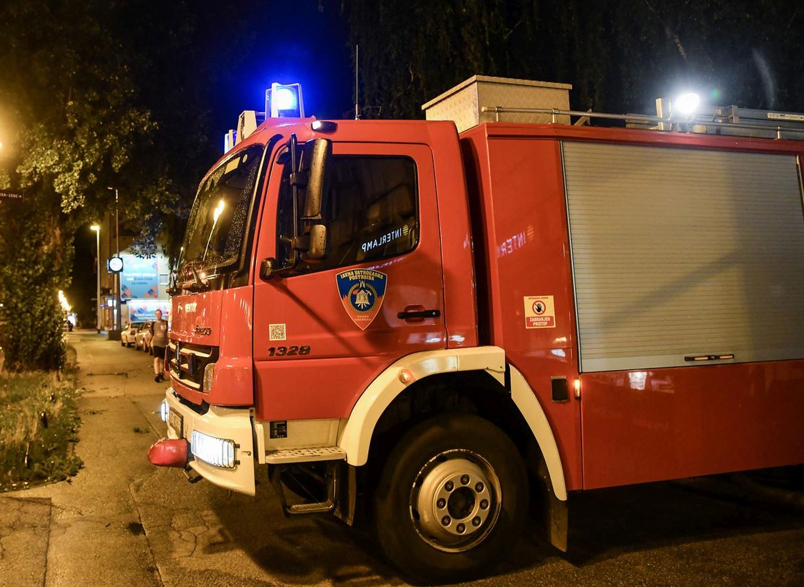 18.07.2023.., Zagreb - Zagrebacki vatrogasci uklanjaju stablo koje je palo na kontejnere u Savskoj ulici kod kucnog broja 153 Photo: Josip Regovic/PIXSELL