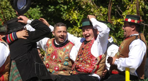 18.09.2022., Vinkovci - Svecani mimohod 57. Vinkovackih jeseni u kojem je sudjelovalo 69 KUD-ova i konjskih zaprega. Photo: Dubravka Petric/PIXSELL