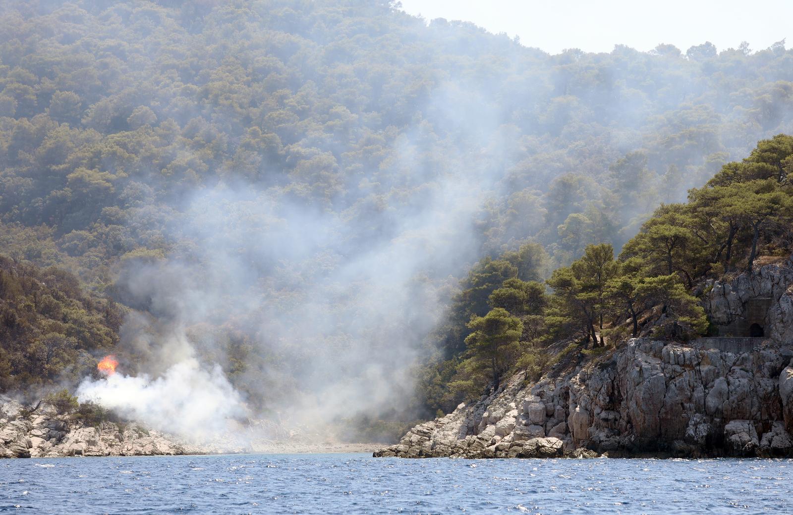 19.08.2021., Hvar - Pozar koji je sinoc izbio na Hvaru u blizini Starog Grada je pod kontrolom. Policija je privela dvije osobe koje se dovodi u vezu s pozarom koji je buknuo u uvali Stupisce na rtu Kabal.rrPhoto: Marin Tironi/PIXSELL