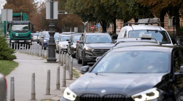 19.09.2023., Zagreb - Na Trgu Republike Hrvatske zbog nove regulacije prometa i uvodjenja nove pjesacke zone stvaraju se kolone. Photo: Patrik Macek/PIXSELL