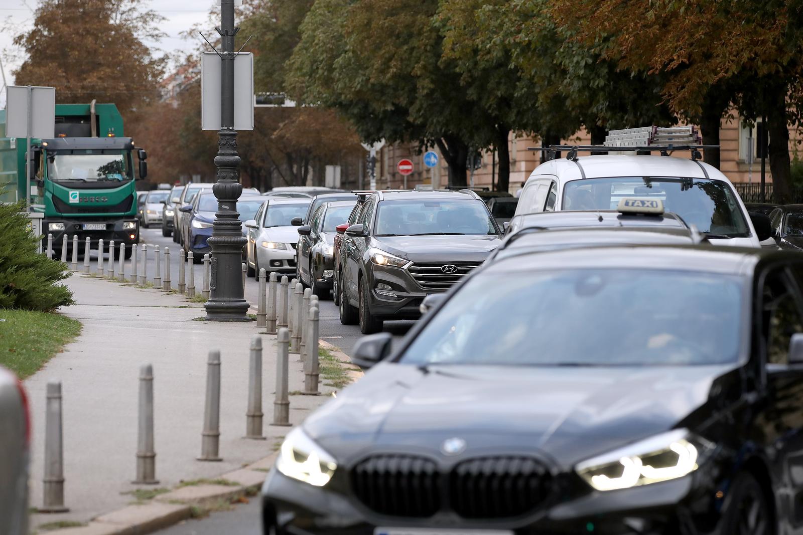 19.09.2023., Zagreb - Na Trgu Republike Hrvatske zbog nove regulacije prometa i uvodjenja nove pjesacke zone stvaraju se kolone. Photo: Patrik Macek/PIXSELL