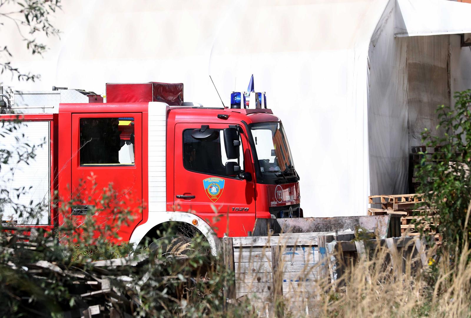 19.09.2023., Zagreb - Vatrogasci se bore s pozarom koji je izbio na poslovnom objektu na istocnom djelu grada na Slavonskoj aveniji. Photo: Matija Habljak/PIXSELL