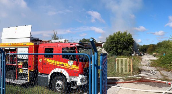 19.09.2023., Zagreb - Vatrogasci se bore s pozarom koji je izbio na poslovnom objektu na istocnom djelu grada na Slavonskoj aveniji. Photo: Matija Habljak/PIXSELL