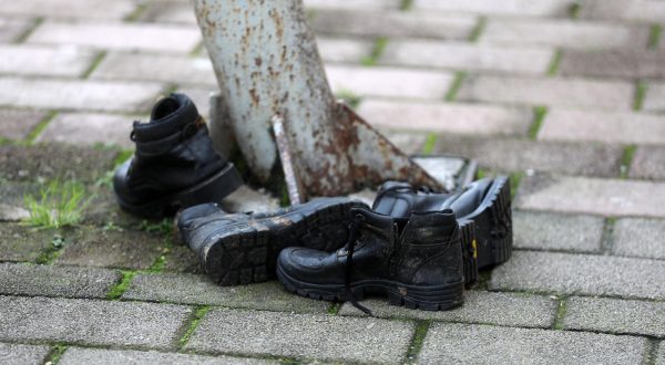 20.01.2023., Rijeka - Dnevno oko dvjestotinjak migranata vlakom pristize u Rijeku i neko vrijeme borave uz zeljeznicki kolodvor.  Nakon sto su ilegalno usli u Hrvatsku, imaju sedam dana da napuste Hrvatsku. Za to vrijeme, gradske vlasti i Crveni kriz pruzaju im humanitarnu pomoc.  Photo: Goran Kovacic/PIXSELL