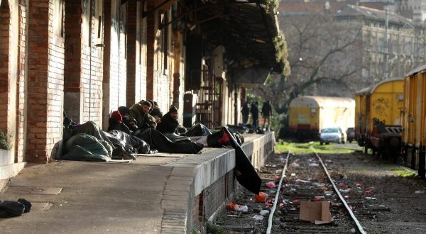 20.01.2023., Rijeka - Dnevno oko dvjestotinjak migranata vlakom pristize u Rijeku i neko vrijeme borave uz zeljeznicki kolodvor.  Nakon sto su ilegalno usli u Hrvatsku, imaju sedam dana da napuste Hrvatsku. Za to vrijeme, gradske vlasti i Crveni kriz pruzaju im humanitarnu pomoc.  Photo: Goran Kovacic/PIXSELL