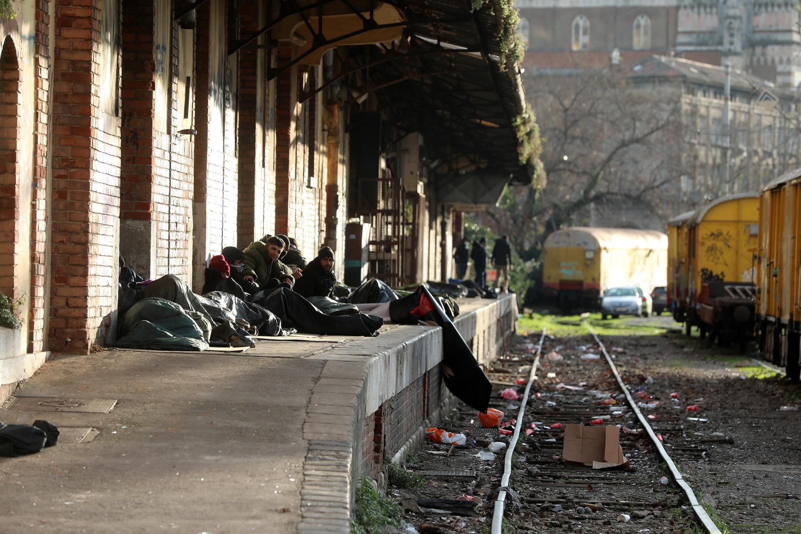 20.01.2023., Rijeka - Dnevno oko dvjestotinjak migranata vlakom pristize u Rijeku i neko vrijeme borave uz zeljeznicki kolodvor.  Nakon sto su ilegalno usli u Hrvatsku, imaju sedam dana da napuste Hrvatsku. Za to vrijeme, gradske vlasti i Crveni kriz pruzaju im humanitarnu pomoc.  Photo: Goran Kovacic/PIXSELL