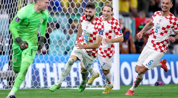 09.12.2022., stadion Education City, Al Rayyan, Katar - FIFA Svjetsko prvenstvo, cetvrtfinale, Hrvatska - Brazil. Slavlje hrvatskih nogometasa nakon ulaska u polufinale Svjetskog prvenstva. Dominik Livakovic, Josko Gvardiol, Lovro Majer, Dejan Lovren Photo: Igor Kralj/PIXSELL