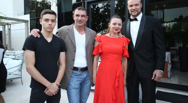19.07.2018., Split - U hotelu Park odrzana Noc Andjela, donatorska gala vecera i sesto izdanje Kuce slave JJK Uragan. Uz bogat glazbeni program, nastup Festivo benda i grupe Dalmatino, vecer je obiljezena dodjelom priznanja, zahvalnica i predstavljanjem pocasnika "Kuce slave 2018". "nNa zavrsetku uzvanike je razveselila bogata lutrija. "nVecer su svojim dolaskom uvelicale legende borilackih sportova. Semmy Schilt i Peter Aerts sa Ivanom Cikatic, suprugom Branka Cikatica. "nPhoto: Ivo Cagalj/PIXSELL