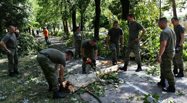 20.07.2023., Slavonski Brod - Slavonski Brod - Pripadnici Hrvatske vojske na uklanjanu posljedica razornog nevremena u Vukovarskoj ulici u središtu grada. Photo: Ivica Galovic/PIXSELL