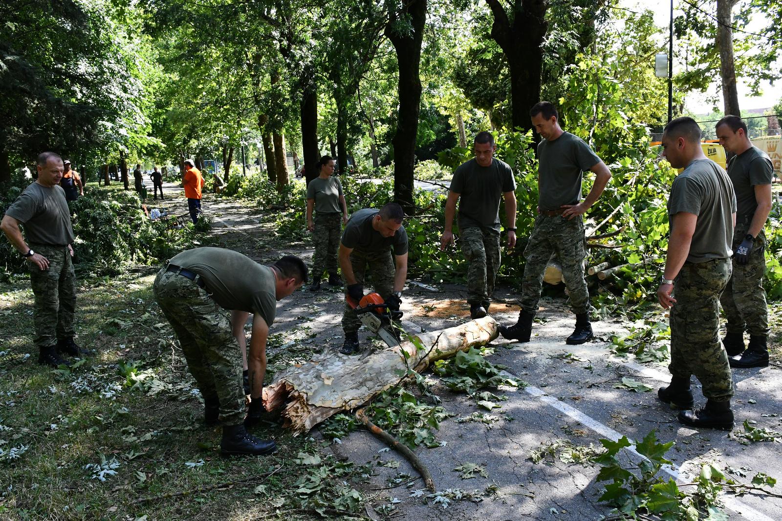 20.07.2023., Slavonski Brod - Slavonski Brod - Pripadnici Hrvatske vojske na uklanjanu posljedica razornog nevremena u Vukovarskoj ulici u središtu grada. Photo: Ivica Galovic/PIXSELL