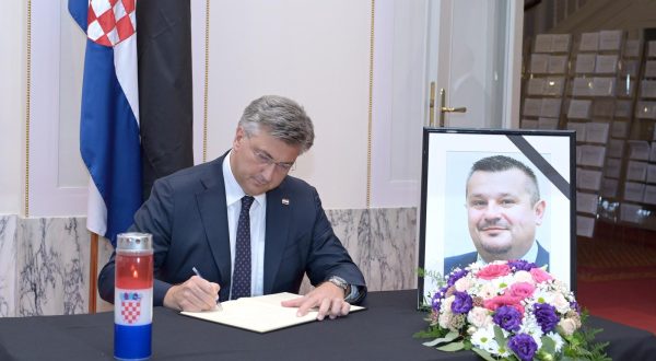 20.09.2023., Zagreb - Predsjednici Sabor Gordan jandrokovic i Vlade Andrej Pleknovic upisali su se u knjige zalosti zbor smrti zastupnika Djure Perice, Ivana Sukera i Hrvoja Simica. Photo: Patrik Macek/PIXSELL