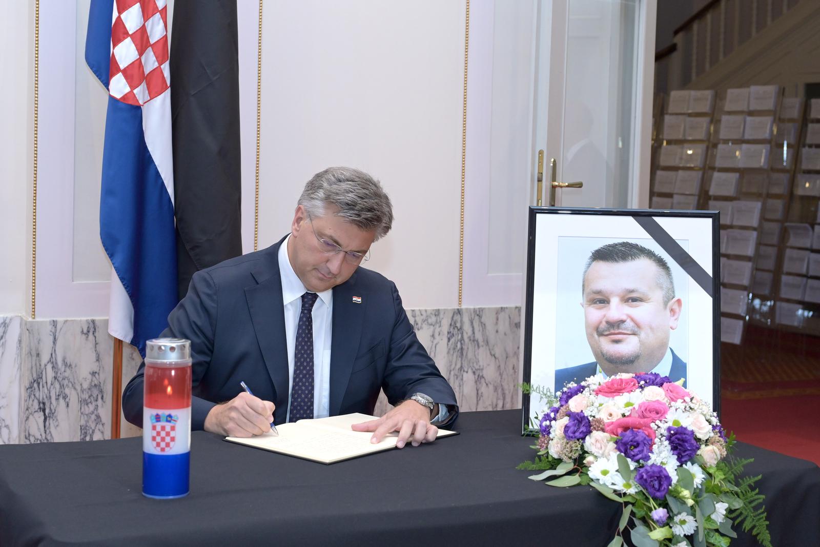 20.09.2023., Zagreb - Predsjednici Sabor Gordan jandrokovic i Vlade Andrej Pleknovic upisali su se u knjige zalosti zbor smrti zastupnika Djure Perice, Ivana Sukera i Hrvoja Simica. Photo: Patrik Macek/PIXSELL