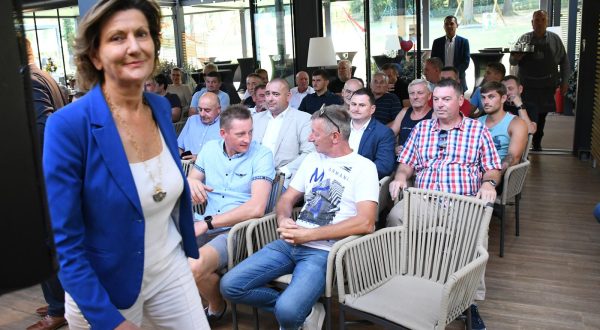 20.09.2023., Koprivnica  - Susret Podravke i poljoprivrednih proizvodjaca s ciljem informiranja proizvodjaca o trzisnim trendovima te prezentacija ocekivanja ovogodisnje i buducih poljoprivrednih sezona, kretanja otkupnih cijena, kao i novih tehnoloskih dostignuca u povecanju prinosa i jos efikasnijoj organizaciji otkupa. Nazocila je i Martina Dalic, predsjednica Uprave Podravke Photo: Damir Spehar/PIXSELL