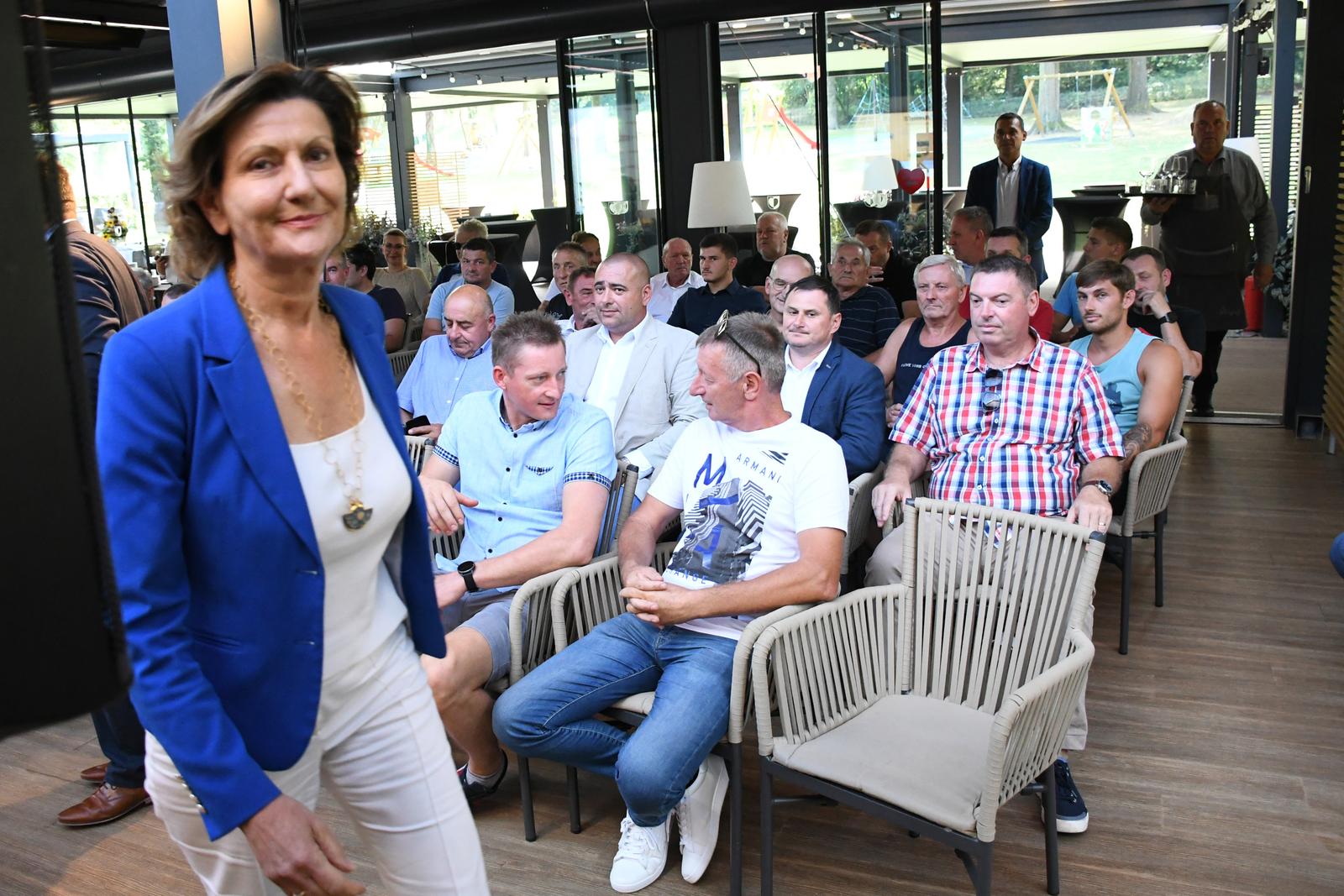 20.09.2023., Koprivnica  - Susret Podravke i poljoprivrednih proizvodjaca s ciljem informiranja proizvodjaca o trzisnim trendovima te prezentacija ocekivanja ovogodisnje i buducih poljoprivrednih sezona, kretanja otkupnih cijena, kao i novih tehnoloskih dostignuca u povecanju prinosa i jos efikasnijoj organizaciji otkupa. Nazocila je i Martina Dalic, predsjednica Uprave Podravke Photo: Damir Spehar/PIXSELL