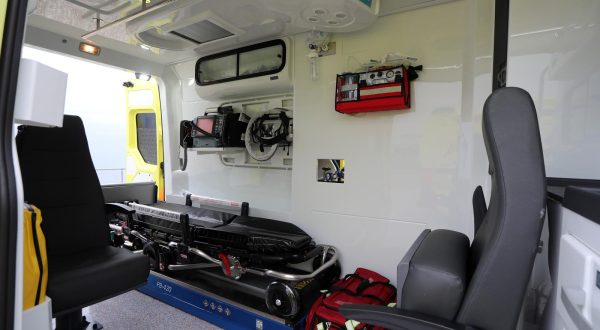 20.12.2022., Rijeka - Predstavljanje novih vozila Zavoda za hitnu medicinu Primorsko goranske zupanije. Na parkiralistu kod stadiona Kantrida predstavljeno je sest novih vozila koja ce se rasporediti u Delnice, Vrbovsko, Cabar, Crikvenicu, Rab, Mali Losinj i Rijeku. Predstavljanju su nazocili zupan Zlatko Komadina i ravnateljica Zavoda za hitnu medicinu PGZ Senka Kajcic.  Photo: Goran Kovacic/PIXSELL