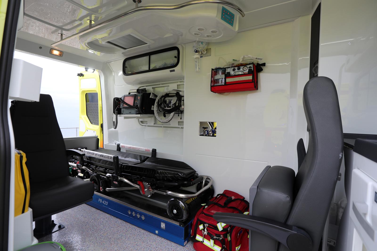 20.12.2022., Rijeka - Predstavljanje novih vozila Zavoda za hitnu medicinu Primorsko goranske zupanije. Na parkiralistu kod stadiona Kantrida predstavljeno je sest novih vozila koja ce se rasporediti u Delnice, Vrbovsko, Cabar, Crikvenicu, Rab, Mali Losinj i Rijeku. Predstavljanju su nazocili zupan Zlatko Komadina i ravnateljica Zavoda za hitnu medicinu PGZ Senka Kajcic.  Photo: Goran Kovacic/PIXSELL