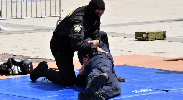 21.06.2022., Slavonski Brod - Dan otvorenih vrata policije s prezentacijskom vjezbom sa službenim psom za detekciju droga i vjezbom  s oruzjem uz borilacke vjestine.
  Photo: Ivica Galovic/PIXSELL