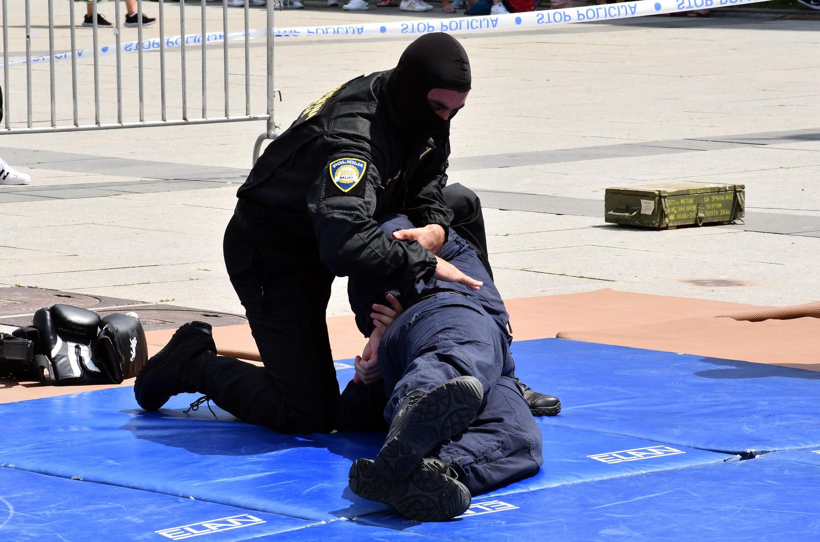 21.06.2022., Slavonski Brod - Dan otvorenih vrata policije s prezentacijskom vjezbom sa službenim psom za detekciju droga i vjezbom  s oruzjem uz borilacke vjestine.
  Photo: Ivica Galovic/PIXSELL
